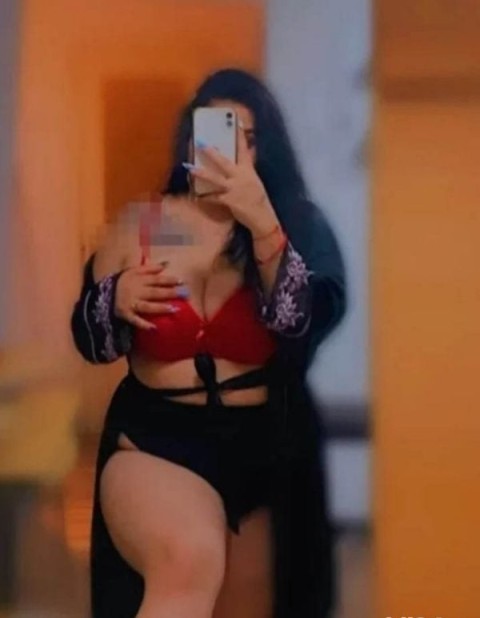 Blonda tatuata din Ploiesti te asteapta pentru clipe de neuitat