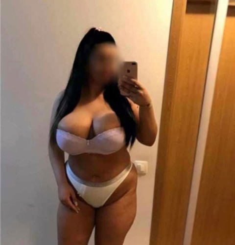 Bruneta Atractiva din Constanta – Experiente Unice si Tatuaje Speciale