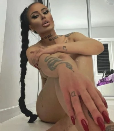 Bruneta seducatoare din Sector 4, gata sa te cucereasca