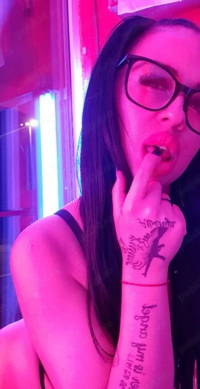 Bruneta senzuala din Timisoara, gata sa-ti ofere o experienta de neuitat