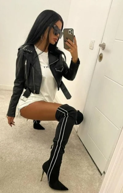 Descopera Farmecul unei Blonde de 22 de ani din Cluj-Napoca pentru o Experienta de Neuitat