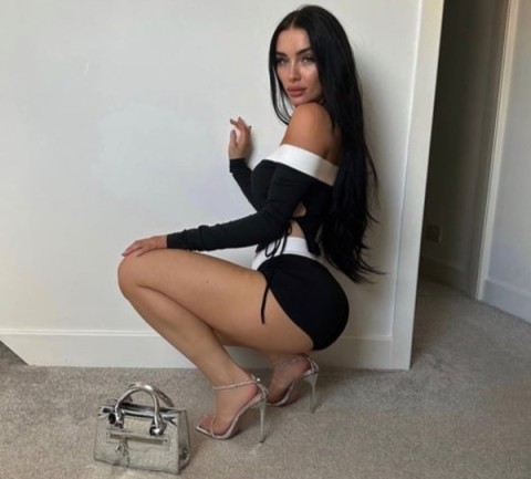 Descopera Farmecul Unei Brune Sexy in Sector 4 – Confirmare video pe WhatsApp