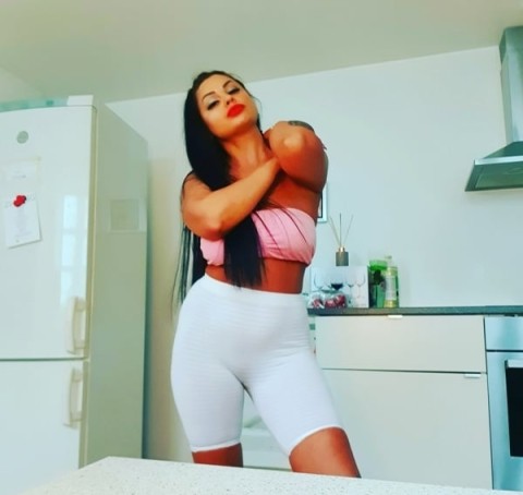 Descopera Placerea si Distractia cu Delia in Sibiu – Partenera Ideala pentru Evenimente si Deplasari