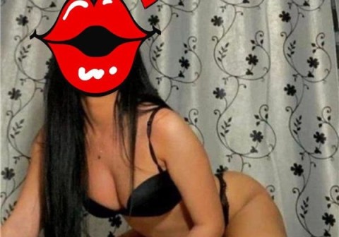 Intalnire cu bruneta seducatoare din Arad – Lasa-te cucerit de farmecul meu