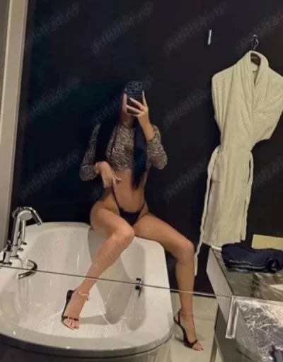 Intalnire speciala in Gara: Femeie sincera cauta barbat pentru relatie autentica