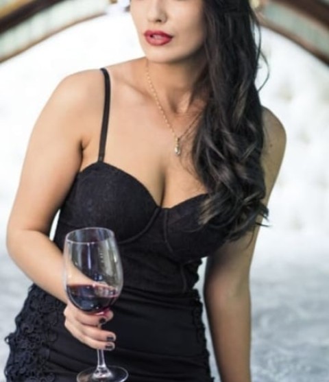 Intalniri Exclusive cu Bruneta Sexy si Inteligenta din Targu Jiu