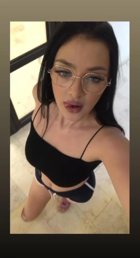 Rebeca, bruneta seducatoare din Sibiu pentru momente unice